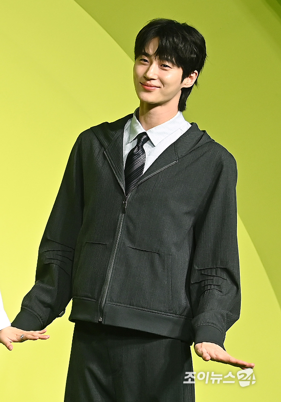 배우 변우석이 19일 오전 서울 종로구 JW 메리어트 동대문 스퀘어 서울에서 열린 넷플릭스 '유재석 캠프' 제작발표회에서 포즈를 취하고 있다. [사진=곽영래 기자]