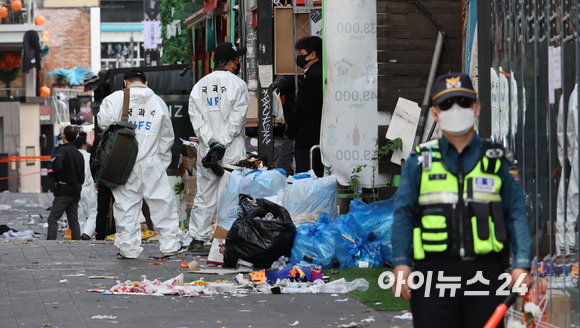이태원 압사 참사를 수사 중인 서울경찰청 수사본부와 국립과학수사연구원들이 지난해 10월31일 서울 용산구 이태원 압사 참사 현장을 합동감식하고 있다. [사진=김성진 기자]