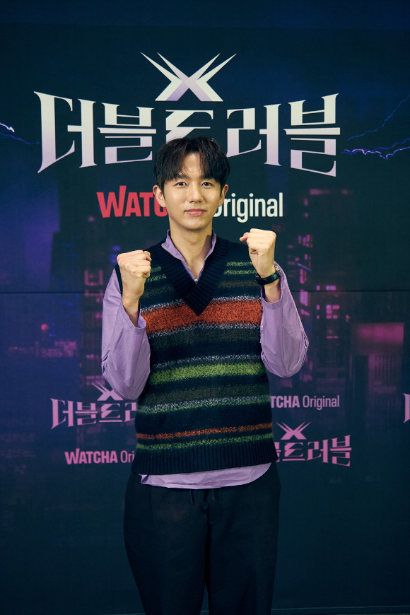 그룹 2AM 임슬옹이 21일 온라인으로 진행된 왓챠 오리지널 음악 예능 '더블 트러블' 제작발표회에 참석해 포즈를 취하고 있다. [사진=왓챠]