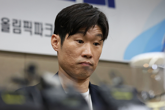 홍명보 전 대표팀 감독(왼쪽)과 정몽규 전 대한축구협회장. [사진=연합뉴스]