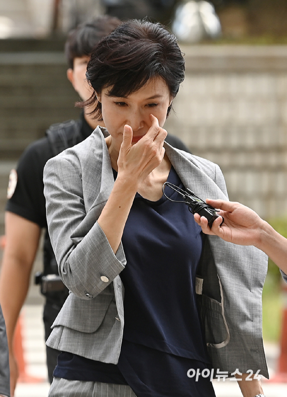 노소영 아트센터 나비 관장이 26일 서울 서초구 서울고등법원에서 열린 재산 분할 파기환송심 2차 변론기일에 출석하고 있다. [사진=곽영래 기자]