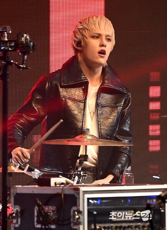 밴드 에이엠피 크루가 21일 오후 서울 송파구 잠실학생체육관에서 열린 '2026 JOY콘서트 - 보이스 오브 스프링(Voice of spring)'에서 멋진 무대를 선보이고 있다. [사진=정소희 기자]