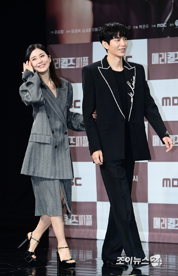 배우 이보영과 이민기가 31일 오전 서울 마포구 상암동 MBC에서 열린 MBC 새 금토드라마 '메리 킬즈 피플' 제작발표회에 참석하고 있다. [사진=정소희 기자]