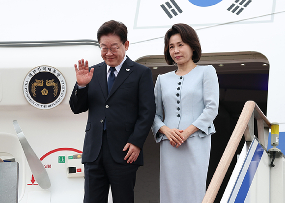 프랑스 국빈 방문 일정을 마치고 귀국한 이재명 대통령과 김혜경 여사가 10일 성남 서울공항 공군 1호기에서 환영객들을 향해 인사하고 있다. 2026.9.10 [사진=연합뉴스]