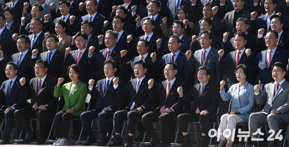 김진표 국회의장, 주호영 국민의힘 비상대책위원장, 이재명 더불어민주당 대표 등 여야 의원들이 1일 서울 여의도 국회 본관 앞에서 21대 후반기 국회의원 단체사진을 촬영하고 있다. [사진=김성진 기자]