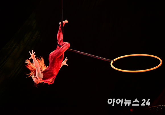 15일 오후 서울 잠실종합운동장 내 빅탑에서 열린 태양의서커스 '쿠자(KOOZA)' 프레스 컨퍼런스에서 배우들이 환상적인 무대를 선보이고 있다. [사진=정소희 기자]