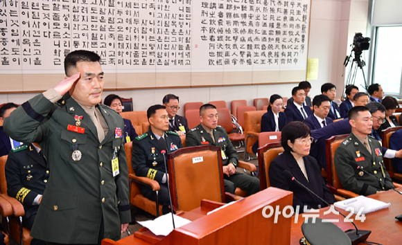 박정훈 전 해병대 수사단장이 21일 오전 서울 여의도 국회에서 열린 법제사법위원회 전체회의 순직 해병 수사 방해 및 사건 은폐 등의 진상규명을 위한 특별검사의 임명 등에 관한 법률안 관련 입법청문회에서 사건 개요를 설명하고 있다. [사진=곽영래 기자]