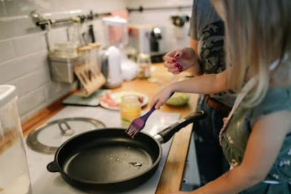 주방에서 일상적으로 사용하는 물질과 조리 습관이 장기간 반복될 경우 건강에 영향을 줄 수 있다는 지적이 나왔다. 사진은 일반 주방 풍경으로, 본 기사 내용과 무관. [사진=픽셀스 ]