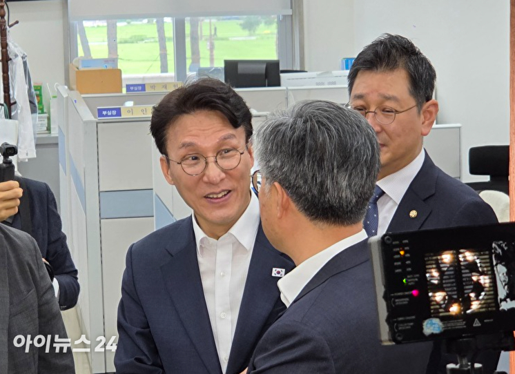 김민석 전 국무총리가 1일 국회를 찾아 당직자와 인사를 나누고 있다. [사진=라창현 기자]