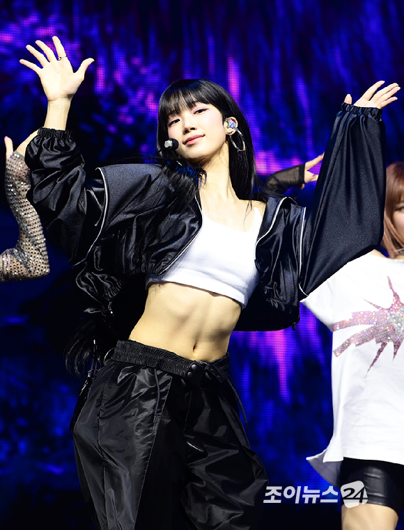 그룹 르세라핌(LE SSERAFIM) 카즈하가 29일 오후 서울 광진구 광장동&nbsp;예스24라이브홀에서 열린 미니 4집 '크레이지(CRAZY)' 쇼케이스에 참석해 타이틀곡 'CRAZY' 무대를 선보이고 있다. [사진=정소희 기자]