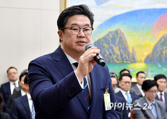 김병주 MBK파트너스 회장과 김광일 홈플러스 대표이사가 14일 서울 여의도 국회에서 열린 공정거래위원회, 개인정보보호위원회 등에 대한 정무위원회 국정감사에 출석하고 있다. [사진=곽영래 기자]