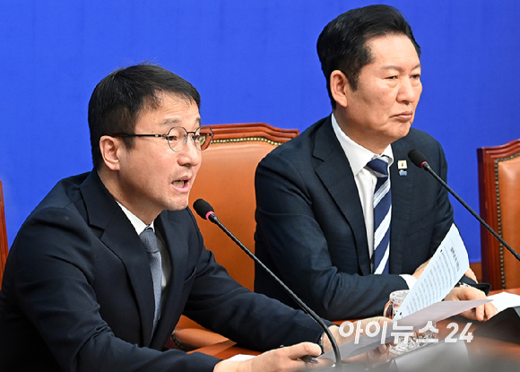 한병도 더불어민주당 원내대표가 17일 서울 여의도 국회에서 열린 검찰개혁 관련 당 대표 긴급 기자회견에서 발언하고 있다. [사진=곽영래 기자]