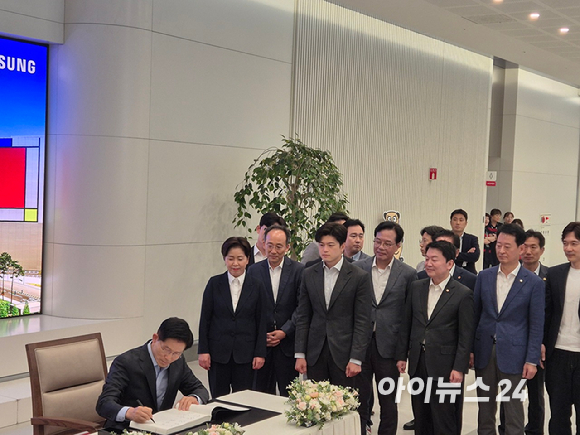 국민의힘 김문수 대선 후보가 26일 경기 평택시 삼성전자 평택캠퍼스를 방문해 간담회를 갖고 인사말을 하고 있다. [사진=연합뉴스]