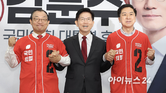 김문수 국민의힘 대선 후보(가운데)가 15일 오전 서울 여의도 국회에서 열린 중앙선대위 회의 및 중앙선대위 임명장 수여식에 이정현(왼쪽), 김기현 공동선대위원장에게 임명장을 수여한 뒤 기념촬영을 하고 있다. [사진=곽영래 기자]