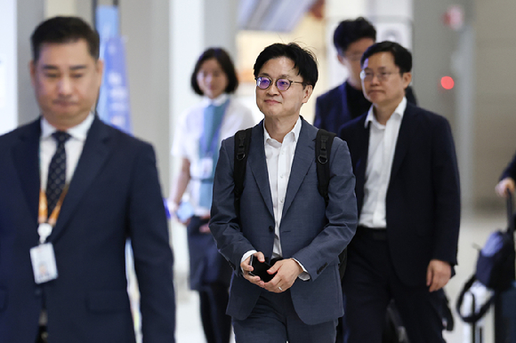 김정관 산업통상부 장관이 1일 인천국제공항 2터미널 출국장을 통해 미국으로 출국하고 있다. 2026.9.1 [사진=연합뉴스]