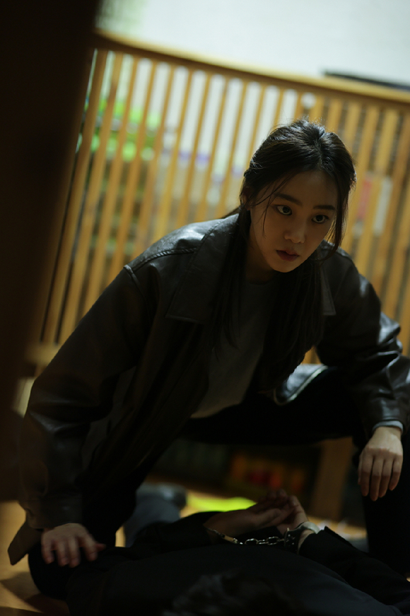 배우 신승호가 영화 '온리 갓 노우즈 에브리띵'에서 열연하고 있다. [사진=㈜트리플픽쳐스]