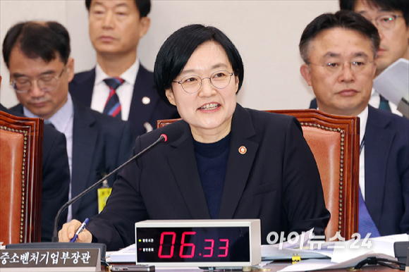 한성숙 중소벤처기업부 장관이 14일 서울 여의도 국회에서 열린 국회 산업통상자원중소벤처기업위원회 중소벤처기업부 등에 대한 국정감사에서 질의에 답변하고 있다. [사진=곽영래 기자]