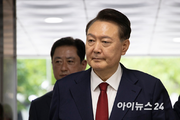 12·3 비상계엄과 관련해 특검의 수사를 받는 윤석열 전 대통령이 두 번째 구속 전 피의자 심문(영장실질심사)을 받기 위해 9일 오후 서울 서초구 중앙지법으로 출석하고 있다. [사진=사진공동취재단]