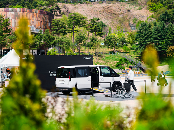 지난 18일 서울 마포구 문화비축기지에서 열린 '2026 선 넘는 페스티벌'에서 기아가 마련한 PV5 WAV 체험 부스. [사진=기아]