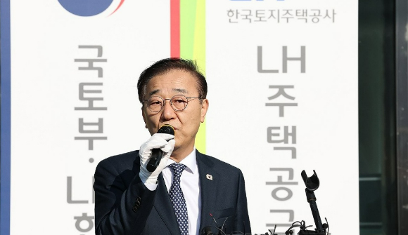 김윤덕 국토교통부 장관이 20일 서울 용산구 갈월동 HJ중공업 건설 부문 본사에서 열린 '국토부·LH 합동 주택 공급 TF' 및 'LH 주택공급특별추진본부 현판식'에서 취재진의 질문에 답하고 있다. 2025.11.20 [사진=연합뉴스]