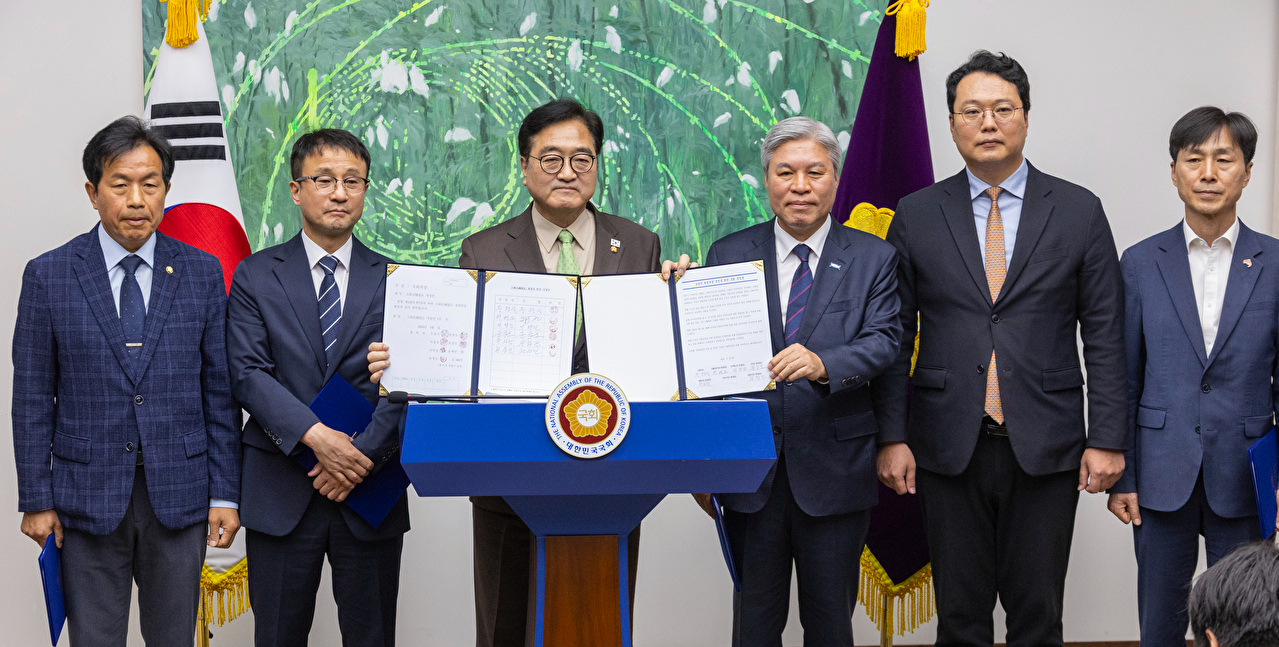 우원식 국회의장이 10일 서울 여의도 국회에서 개헌 관련 긴급 기자회견을 하고 있다. [사진=곽영래 기자]