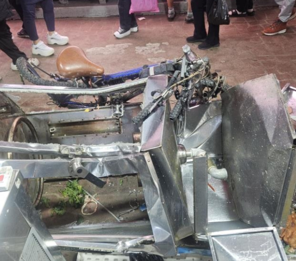 경기 부천시 제일시장에 트럭이 돌진해 2명이 숨지고 20명이 다치는 대형 인명피해가 나왔다. 사진은 사고 현장. [사진=연합뉴스]