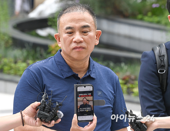 공천개입 의혹을 받는 명태균씨가 31일 오전 서울 종로구에 마련된 김건희 특검팀(특별검사 민중기) 사무실로 조사를 받기 위해 출석하고 있다. [사진=곽영래 기자]