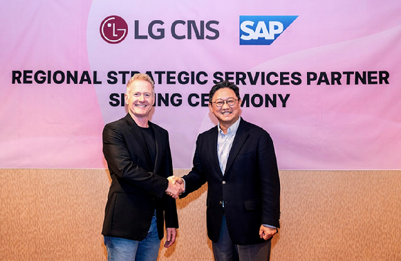 내한신 LG CNS 엔터프라이즈솔루션사업부장 전무(오른쪽)와 폴 매리어트 SAP 아시아태평양지역 사장 폴 매리어트가 지난달 22일 RSSP 이니셔티브 협약식에서 기념 촬영하고 있다. [사진=LG CNS]