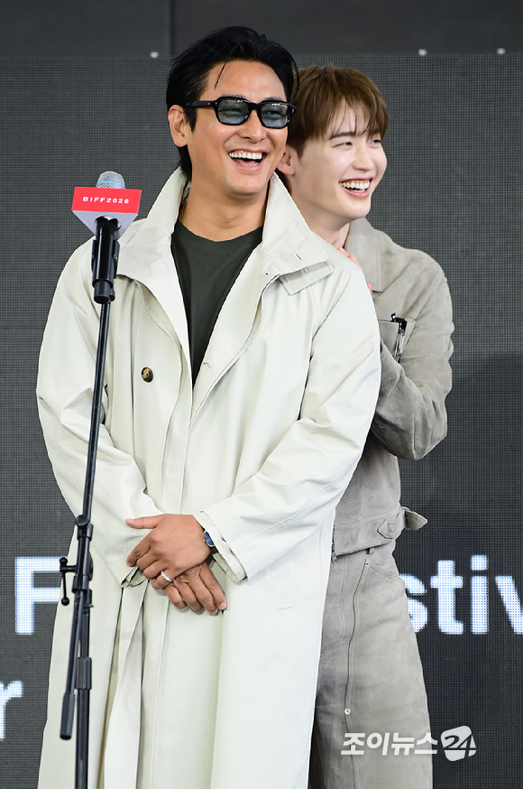 배우 주지훈과 이종석이 10일 부산 해운대구 영화의전당에서 열린 제31회 부산국제영화제 '재혼 황후' 야외 무대인사에 참석하고 있다. [사진=정소희 기자]