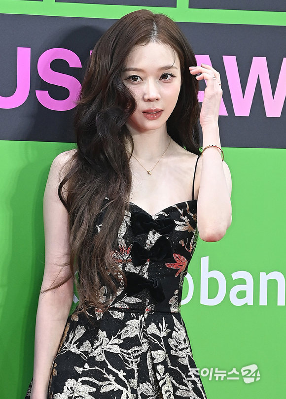 에스파 윈터가 20일 서울 구로구 고척돔에서 열린 '2025 멜론뮤직어워드(MMA2025)' 레드카펫에서 포즈를 취하고 있다.