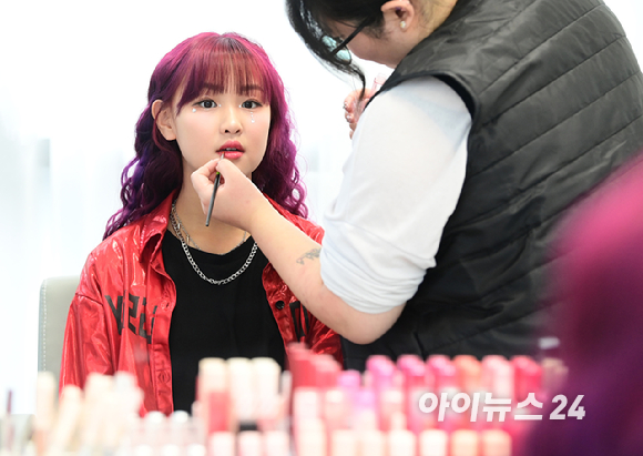 글로벌 K-POP 아이돌 체험 플랫폼 케이팝아케이드(K-POP ARCADE)와 블록체인 핀테크 전문 기업 주식회사 다윈케이에스(DaWinKS)가 글로벌 관광객을 위한 스마트 체험 관광 생태계 구축을 목표로 전략적 업무협약(MOU)을 체결했다. 24일 서울 성동구 성수동 케이팝아케이드에서 이종명 다윈KS 대표와 이한솔 케이팝아케이드 대표가 업무협약식을 갖고 있다. [사진=정소희 기자]