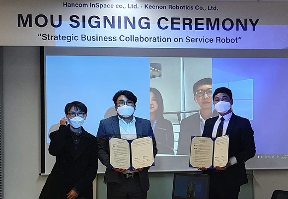 최명진 한컴인스페이스 대표(왼쪽 두번째)와 김광명 키논로보틱스 한국총괄담당(오른쪽 첫번째)이 기념촬영을 하고 있다 [사진=한컴인스페이스]