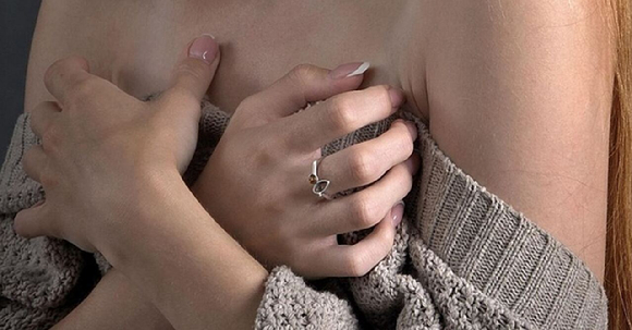 만취한 또래 여학생의 상의를 벗겨 사진을 촬영하고 이를 지인들에게 전송한 10대 여성이 징역형 집행유예를 선고받았다. 본 기사와 무관한 이미지. [사진=픽사베이@JerzyGórecki]