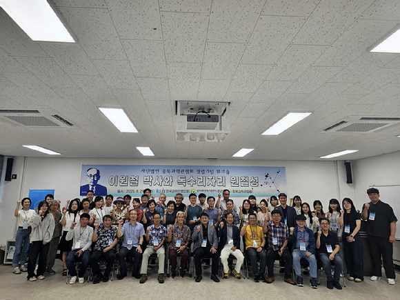 칠월칠석에 은하수를 마주 보는 견우성(알타이르)과 직녀성(베가)을 관찰하고, 독수리자리에서 원철성을 발견하자 다들 환호성을 질렀다. [사진=한국과학언론인회]