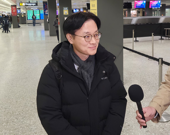 김정관 산업통상부 장관이 28일(현지시간) 밤 '트럼프 관세' 대응을 위해 워싱턴DC 인근 덜레스국제공항을 통해 미국을 방문해 한국 취재진과 인터뷰하고 있다. 2026.1.29 [사진=연합뉴스]