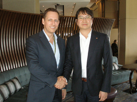 피터 틸 팔란티어 창업자(좌측)와 곽동신 한미반도체 회장(우측) [사진=한미반도체]