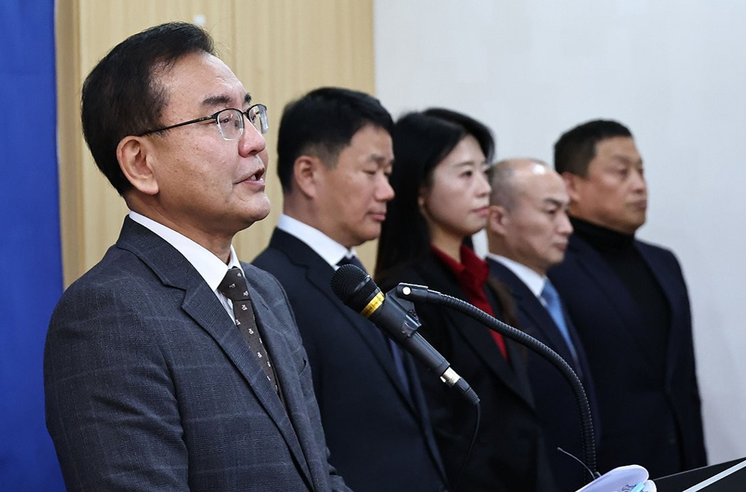 채상병 순직 사건 외압·은폐 의혹을 수사해온 이명현 순직해병 특별검사와 특검보들이 28일 서울 서초구 특검 사무실에서 최종 수사 결과 발표를 위해 입장하고 있다. 2025.11.28 [사진=연합뉴스]
