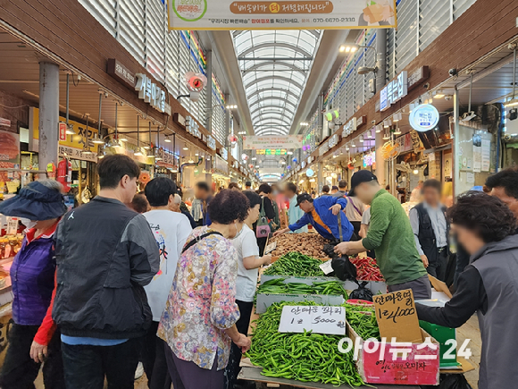 추석 연휴를 앞둔 27일 오전 서울 동대문구 경동시장이 사람들로 북적이고 있다. [사진=구서윤 기자]