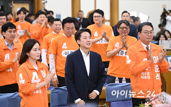 이준석 개혁신당 대선후보가 3일 서울 여의도 국회 의원회관에 마련된 제21대 대통령선거 개표상황실을 방문해 입장을 밝히고 있다. [사진=곽영래 기자]