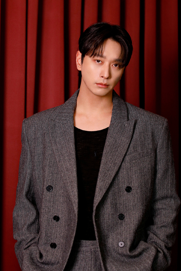 2PM 멤버이자 배우 황찬성이 넷플릭스 시리즈 '사냥개들' 시즌2 인터뷰에 앞서 포즈를 취하고 있다. [사진=엘줄라이엔터테인먼트]