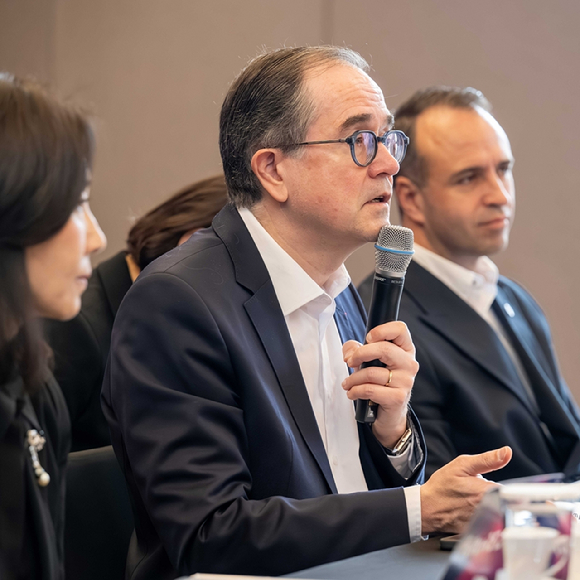 프랑수아 프로보(Fran&ccedil;ois Provost) 르노그룹 회장이 지난 3일 서울 서초구 JW 메리어트 호텔에서 기자들의 질문에 답하고 있다. [사진=한국자동차기자협회]