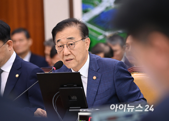 김윤덕 국토교통부 장관이 13일 오전 서울 여의도 국회에서 열린 국토교통위원회 국정감사에서 질의에 답하고 있다. [사진=곽영래 기자]