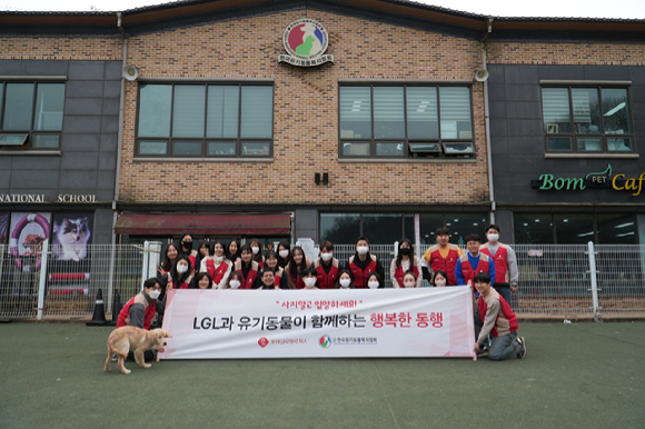 롯데글로벌로지스 임직원들은 지난 11일 경기 파주에 위치한 '한국유기동물복지협회'를 찾아 보호소 내 견사 및 케이지 청소, 유기견 산책 활동을 진행하며 유기견들과 교감하는 시간을 가졌다. [사진=롯데글로벌로지스]