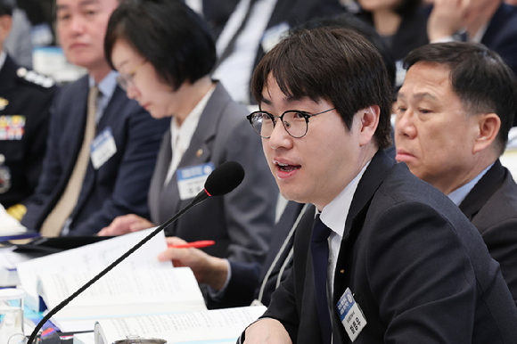 하정우 AI미래기획수석이 17일 청와대 영빈관에서 열린 공공기관 및 유관기관 업무보고에서 이재명 대통령 질문에 답하고 있다. 2026.4.17 [사진=연합뉴스]