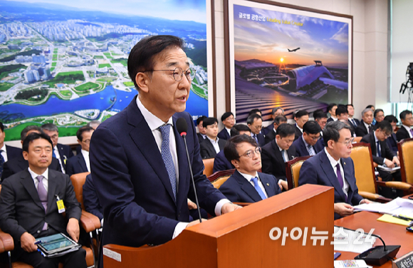 김윤덕 국토교통부 장관이 29일 오전 서울 여의도 국회 국토교통위원회에서 열린 국토교통부 등에 대한 국정감사에서 업무보고를 하고 있다. [사진=곽영래 기자]