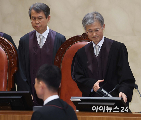 조희대 대법원장이 1일 오후 서울 서초구 대법원에서 이재명 더불어민주당 대선 후보의 공직선거법 위반 사건 상고심 선고를 위해 재판을 준비하고 있다. [사진=사진공동취재단]