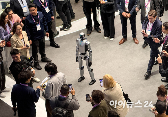 3일(현지시간) 스페인 바르셀로나 피라 그란 비아 전시장에서 열린 세계 최대 모바일 전시회 '모바일 월드 콩그레스(MWC) 2026'에서 세계 각국 참가업체 부스에서 다양한 로봇들이 눈길을 끌고 있다. [사진=정소희 기자]