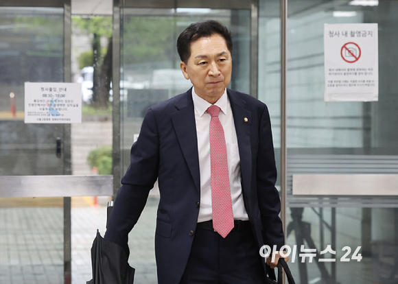 김기현 국민의힘 의원이 31일 오전 서울 서초구 서울중앙지방법원에서 '부정청탁 및 금품 등 수수의 금지에 관한 법률' 위반 혐의 4차 공판에 출석하고 있다. [사진=곽영래 기자]