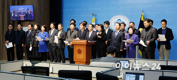 더불어민주당 재선의원들이 12일 오전 서울 여의도 국회에서 헌법재판소 선고 촉구 기자회견을 하고 있다. [사진=곽영래 기자]