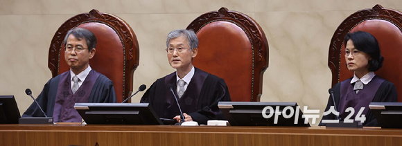 공직선거법 위반 항소심에서 무죄를 선고받은 이재명 더불어민주당 대표가 지난 3월 26일 오후 서울 서초구 서울고등법원에서 열린 공직선거법 위반 혐의 2심 선고 공판을 마친 뒤 입장을 밝히고 있다. 대법원 전원합의체는 1일 무죄를 선고한 원심을 파기하고 유죄 취지로 사건을 서울고법으로 되돌려 보냈다. [사진=곽영래 기자]